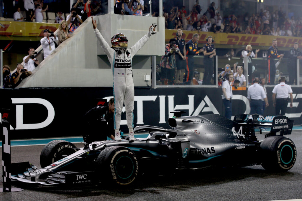Британский автогонщик Хэмилтон выиграл Гран-при Саудовской Аравии