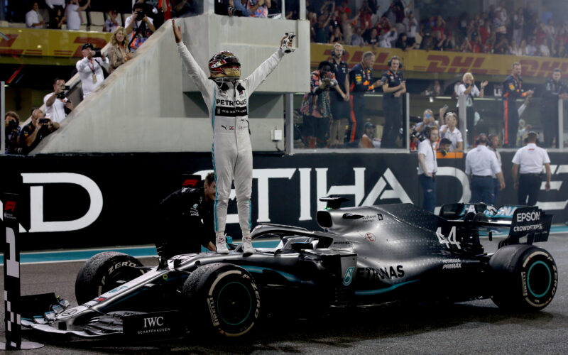 Британский автогонщик Хэмилтон выиграл Гран-при Саудовской Аравии